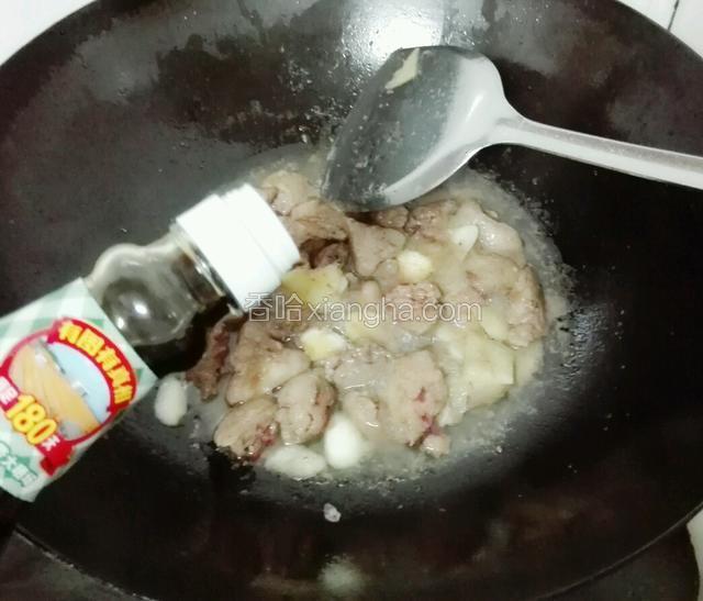 提前下酱油入味。