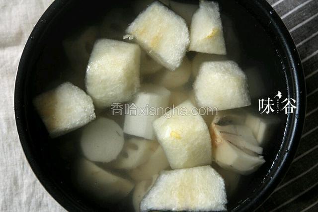 将莲藕、山药和荸荠放入锅中，加适量的清水，大火烧开后转小火煮半小时后加入雪梨再煮10分钟。