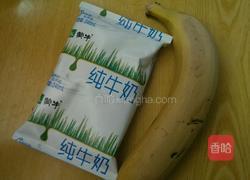 香蕉奶昔的做法图解1