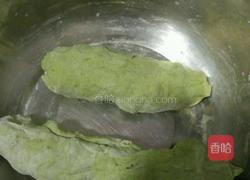 艾草汁饺子的做法图解2