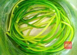 凉拌手撕蒜苔的做法图解4