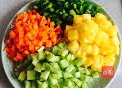 七彩菠萝炒饭的做法图解3