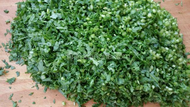 茼蒿洗净沥干水分切碎。