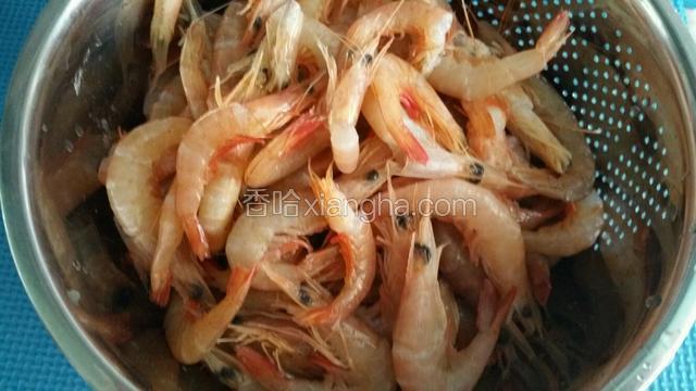 鲜虾洗净。