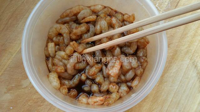剥去虾皮后加生抽，胡椒粉，十三香拌匀腌渍30分钟。