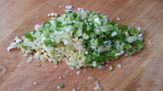 葱姜切末。