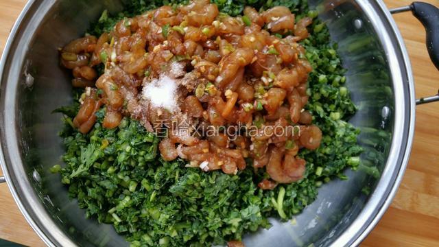 腌渍好的虾肉，葱姜末放入菜馅盆里加植物油，盐拌匀。