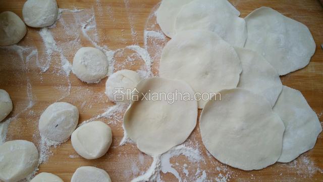 按扁，擀皮，开始包饺子了。