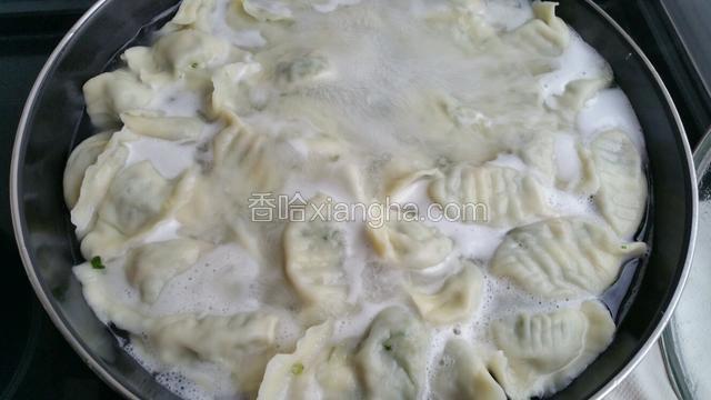 煮开后加凉水点一下烧开，在重复一次就可以了。