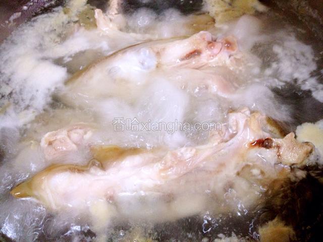 冷水下入猪蹄，水开后捞出（可以用清水冲洗一下）
