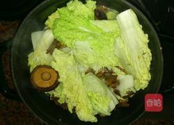 煎煮海鱼白菜牛肝菌花菇煲的做法图解2