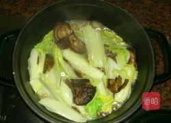 煎煮海鱼白菜牛肝菌花菇煲的做法图解3
