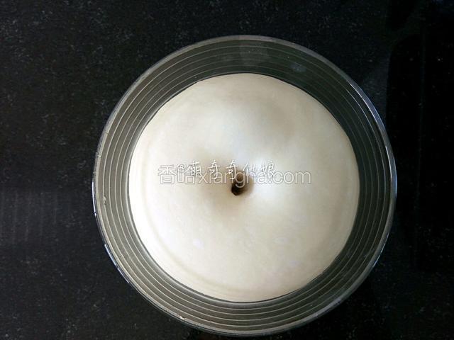 发酵至两倍大，手指沾干粉戳洞不回缩不塌陷即完成发酵。