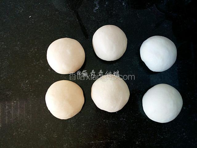 取出折叠轻压排气，称重并分割成六等分，滚圆盖保鲜膜松弛15分钟。