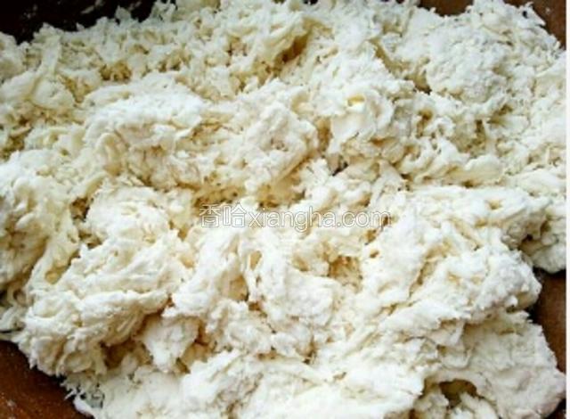 饺子粉用清水和成大的棉絮状