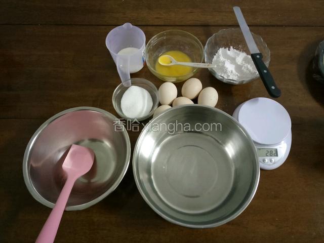 準備好做蛋糕底的用材。