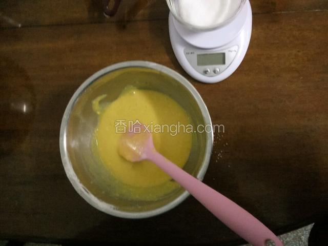 把蛋清與蛋黃分離，黃油與牛奶隔水融化晾一下加入蛋黃裡攪拌均勻。