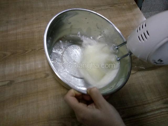 中速打發，打至大魚眼泡加入一次細砂糖（注意細砂糖分3次加入哦）