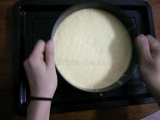 輕震模具，震出多餘的氣泡。
預熱烤箱160度