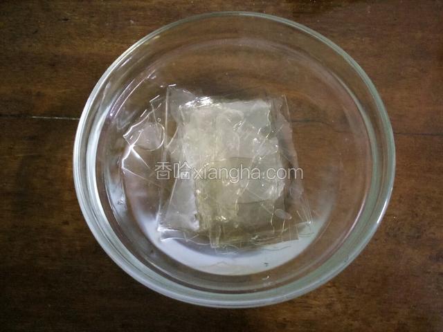 吉利丁片冷水泡軟。發至2倍大倒去水。
隔水融化，晾一下做下一步准備。