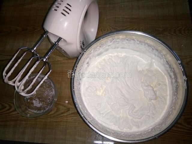 淡奶油倒進乾淨的容器里打發，細砂糖分3次加入打至有紋理即可。