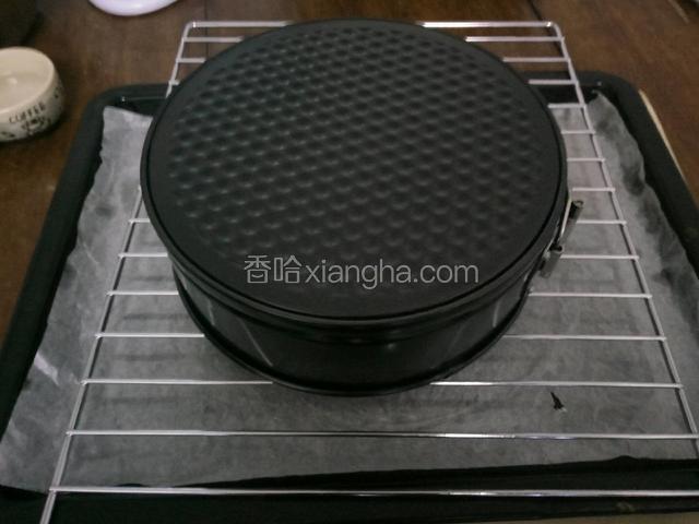 蛋糕取出倒晾。晾透后脫模。