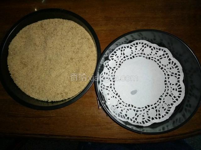 把壓碎的餅碎平鋪在模具底大約2cm。