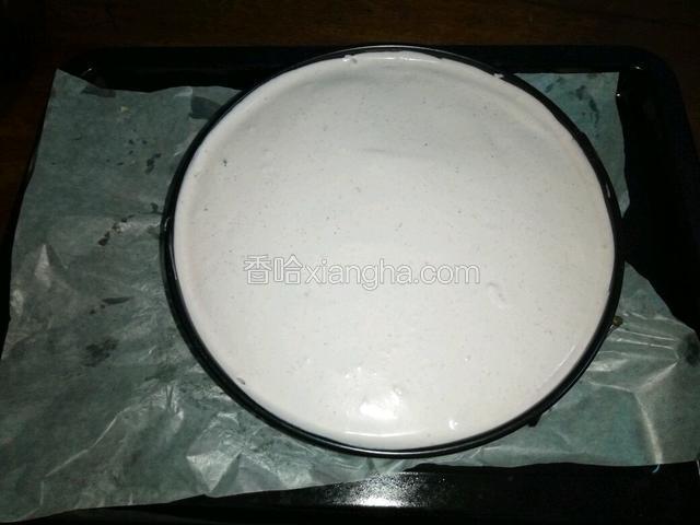 倒進慕斯，再放入一片蛋糕，再倒滿慕斯輕震模具進行消泡，放入冰箱裡冷藏。