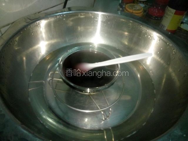QQ糖加入清水煮融，晾一下。