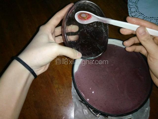蛋糕冷藏至不粘手取出，倒進QQ醬