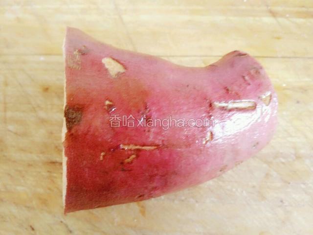 红薯一大块洗净，一定要洗干净。