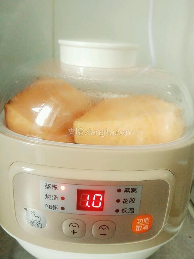 盖上锅盖，功能键选择蒸煮，上面显示用一个小时时间，实际上，我在40分钟的时候，用筷子扎了一下，发现已经熟了，就关火了，所以这两块红薯大概用了40分钟_45分钟。