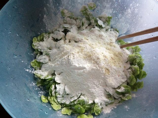 加面粉，盐，一点点胡椒粉，搅拌均匀