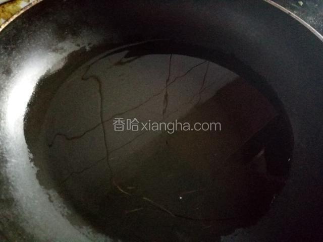 热锅凉油，烧至五成热