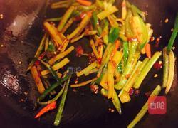 芹菜炒粉肠的做法图解5