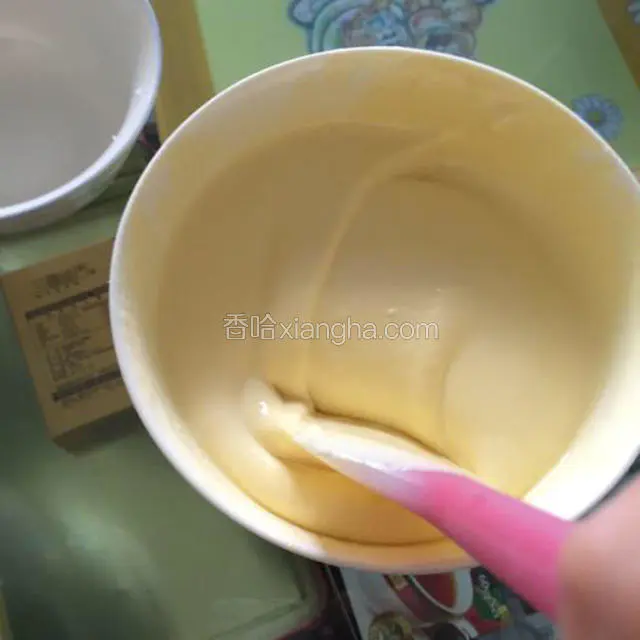 蛋黄液中再筛入低粉，先手工搅拌均匀，以免面粉飞扬，再用电动搅拌器略微搅拌。将打发好的蛋白液的三分之一，加入蛋黄混合液，用翻拌的手法混合均匀至细腻润滑。