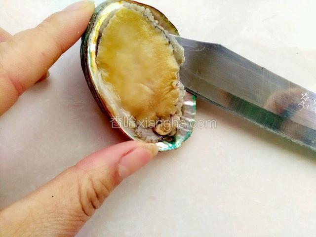 用小刀把鲍鱼挖出来
