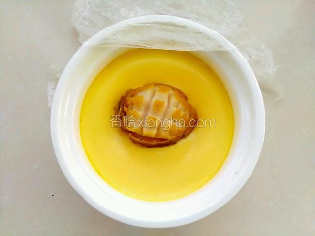 加入煮好的鲍鱼，继续上蒸锅，蒸五分钟