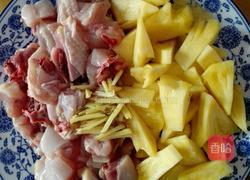 菠萝焖鸡的做法图解1