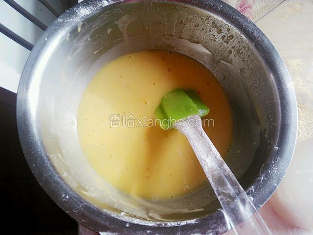蛋黄打入无水无油的盆里加入面粉色拉油牛奶白糖轻轻搅拌成面糊待用