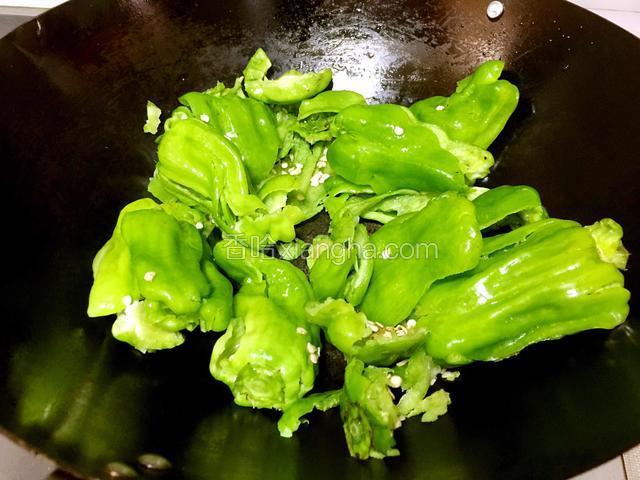 锅热放青泡椒小火慢慢煸