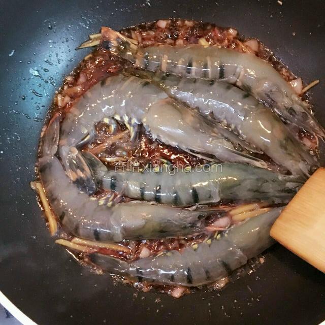 加入虾翻炒片刻