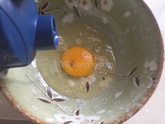 蛋液加盐加水调和均匀。