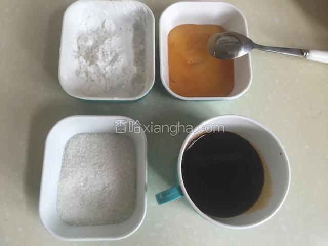 准备制作酱汁的食材。