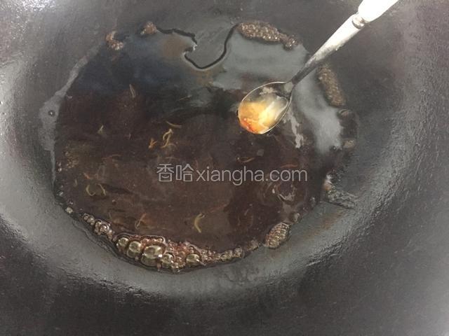 这个过程制作酱汁，把除淀粉之外其余调料倒入锅里。