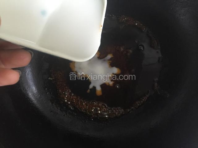 中间不断搅拌，锅开后加入水淀粉。
