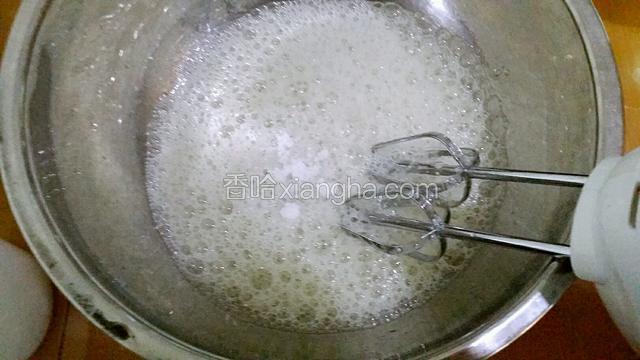 低速打出鱼眼泡 加入1/3糖