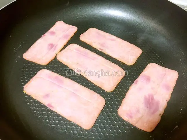 平底锅热后放火腿皮微煎一下，不需要放油。