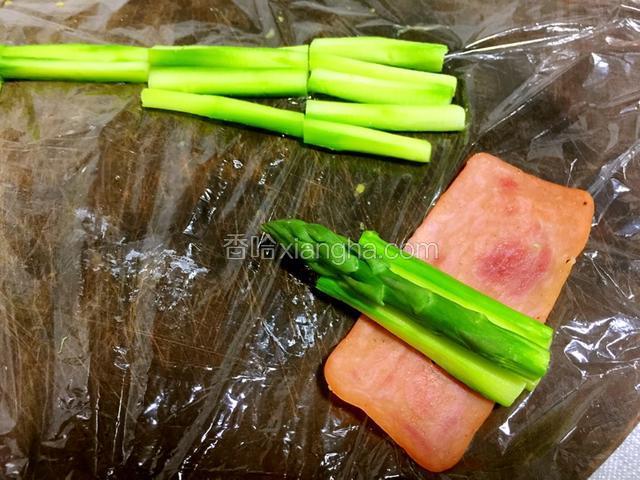 煎好的火腿片包入几段芦笋，保证每片都配一根芦笋尖