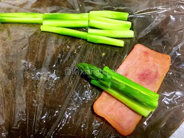 煎好的火腿片包入几段芦笋，保证每片都配一根芦笋尖